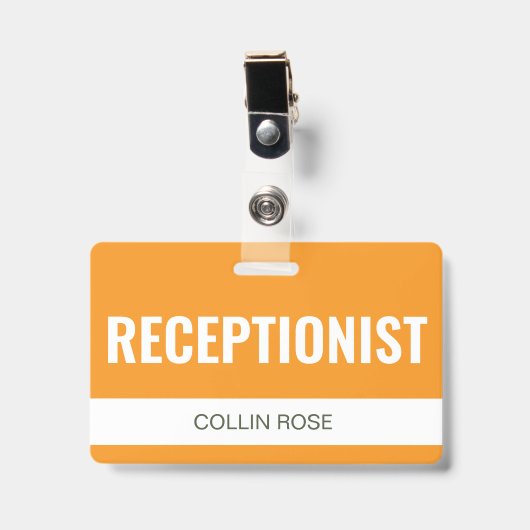 Hotelreceptionist Employee ID Mosterd Aangepast Badge (Voorzijde met clip)