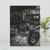 Hotrod in een Garage-uitnodiging Kaart (Staand voorkant)