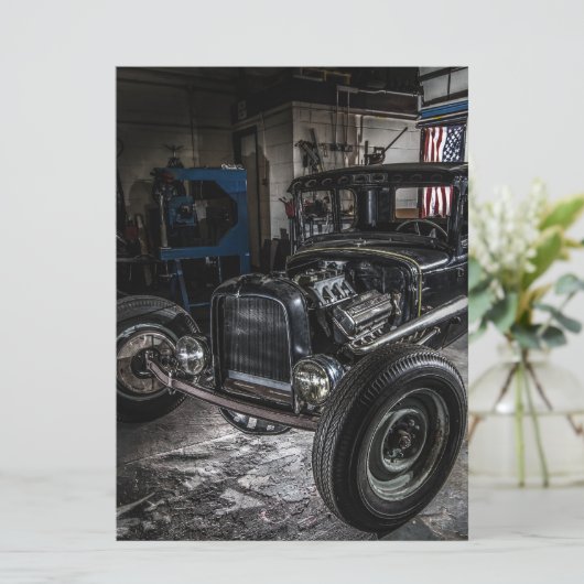 Hotrod in een Garage-uitnodiging Kaart (Staand voorkant)