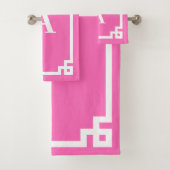 Hotroze en White Greek Key Border Monogram Bad Handdoek (Insitu)