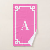 Hotroze en White Greek Key Border Monogram Bad Handdoek (Handdoek)