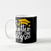 Hotter by One Degree Grappig Afstuderen 2025 Koffiemok (Links)