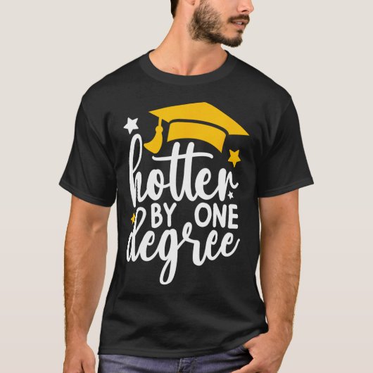 Hotter by One Degree Grappig Afstuderen 2025 T-shirt (Voorkant)