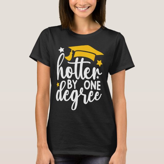 Hotter by One Degree Grappig Afstuderen 2025 T-shirt (Voorkant)