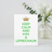 Hou Calm en kus een feestdag in Leprechaun Aankondigingskaart (Staand voorkant)