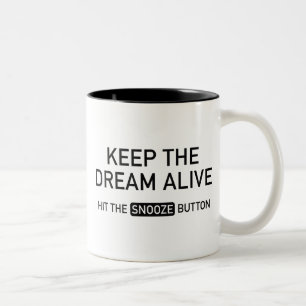 Hou de droom levend. Hit de Button Snooze. Tweekleurige Koffiemok