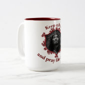 Hou je rustig... en bid als gek!Met een rood Lijst Tweekleurige Koffiemok (Voorkant links)