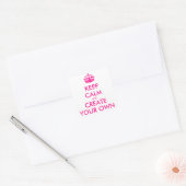 Hou je rustig en creëer je eigen — Roze Vierkante Sticker (Envelop)