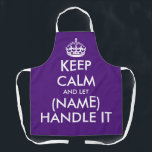 Hou je rustig en laat het grappige grote paarse BB Schort<br><div class="desc">Houd rustig en laat het grappige paarse BBQ-schort voor mannen en vrouwen aanpakken. Moderne typografische sjabloon met kroon. Aangepaste keuken-schorten in elke kleur. Rendy sjabloon met groot lettertype. Voeg je eigen naam of humoristische prijsopgave toe. Creëer je eigen cadeautje voor grilmeester, moeder, vader, zus, broer, vader, moeder, vrouw, echtgenoot, vriend,...</div>