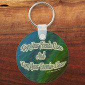 hou je vrienden dicht en je vijanden dichterbij sleutelhanger (Voorkant)