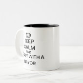 Hou kalm en feest met een burgemeester tweekleurige koffiemok (Voorkant links)