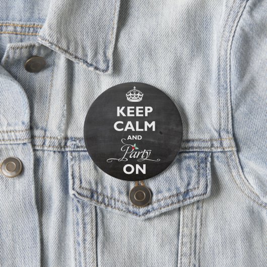 Hou kalm en feest op Chalkboard Funny Holiday Ronde Button 7,6 Cm (In situ)