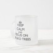 Hou kalm en focus op Gingko Trees Matglas Koffiemok (Voorkant links)