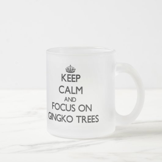 Hou kalm en focus op Gingko Trees Matglas Koffiemok (Rechts)