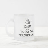 Hou kalm en focus op microbiologie matglas koffiemok (Links)