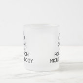 Hou kalm en focus op microbiologie matglas koffiemok (Center)