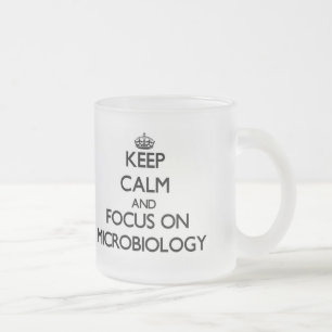 Hou kalm en focus op microbiologie matglas koffiemok