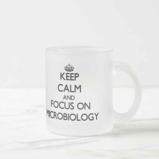 Hou kalm en focus op microbiologie matglas koffiemok (Rechts)