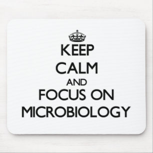 Hou kalm en focus op microbiologie muismat