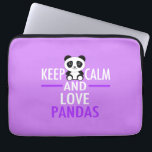 Hou kalm en hou van Pandas Laptop Sleeve<br><div class="desc">Hou kalm en liefdespandas. Een prachtig paars panda beer cadeau als je van schattige babydieren houdt in de dierentuin of op safari.</div>