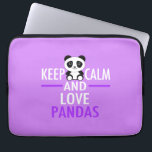 Hou kalm en hou van Pandas Laptop Sleeve<br><div class="desc">Hou kalm en liefdespandas. Een prachtig paars panda beer cadeau als je van schattige babydieren houdt in de dierentuin of op safari.</div>