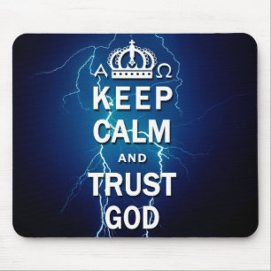 Hou kalm en vertrouw God Mousepad. Muismat