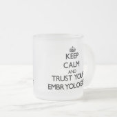 Hou kalm en vertrouw op je Embryoloog Matglas Koffiemok (Voorkant rechts)