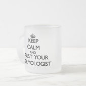 Hou kalm en vertrouw op je Embryoloog Matglas Koffiemok (Voorkant links)