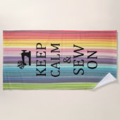 Hou kalm naaien op krassen in de donkere donkere t strandlaken (Voorkant)