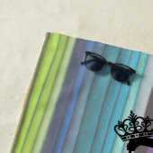 Hou kalm naaien op krassen in de donkere donkere t strandlaken (In situ)