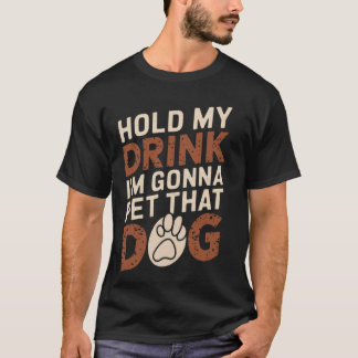 Hou Mijn Drankje Even Ik Ga Die Hond Aaien Leuk  T-shirt