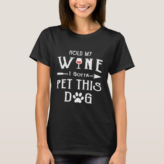 Hou mijn wijn vast, ik moet deze hond pakken. t-shirt (Voorkant)
