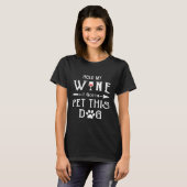 Hou mijn wijn vast, ik moet deze hond pakken. t-shirt (Voorkant volledig)