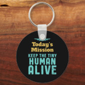 Hou The Tiny Human Alive Funny New Mam en Pap Sleutelhanger (Voorkant)