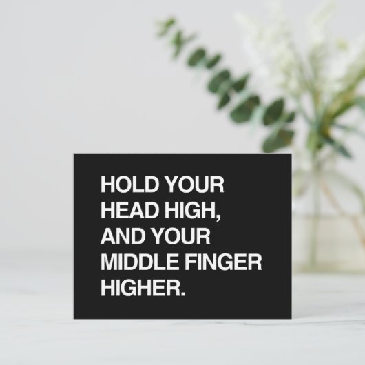 HOU UW HOOFD HOOG EN UW MIDDEN VINGER HOGER. BRIEFKAART (Staand voorkant)