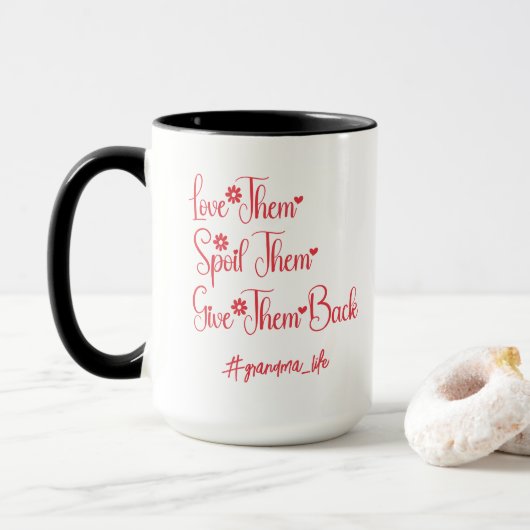 Hou van hen, verwen hen, geef ze terug oma leuk mok (Met donut)