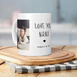 Hou van je Nana | Twee handgeschreven foto's Koffiemok<br><div class="desc">Deze eenvoudige en stijlvolle zwarte en witte mok zegt "Hou van je Nana" in trendy, handgeschreven zwarte tekst met een bijbehorend hart en een plek voor jouw naam. Er is ook ruimte voor show van twee van je favoriete persoonlijke foto's voor een cadeau waar je nana of grootmoeder van zal...</div>