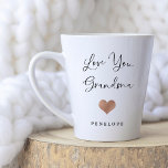 Hou van je oma | Handgeschreven script en hart Latte Mok<br><div class="desc">In deze eenvoudige en stijlvolle mok staat "Love you Grandma" in trendy,  handgeschreven zwart script met een faux roos Gold look hart en vlek voor de naam van haar kleinkind.</div>