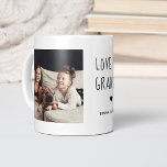 Hou van je oma | Twee handgeschreven foto's Koffiemok<br><div class="desc">Deze eenvoudige en stijlvolle zwarte en witte mok zegt "Hou van je oma" in trendy,  handgeschreven zwarte tekst met een bijbehorend hart en een plek voor jouw naam. Er is ook ruimte voor show van twee van je favoriete persoonlijke foto's voor een cadeau waar je grootmoeder van zal houden.</div>