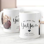 Hou van je YiaYia Hearts Custom Two Photo Koffiemok<br><div class="desc">Eenvoudige en lieve twee foto koffie mok voor oma: De hand geletterde script leest WE LOVE YOU YIAYIA met  harten bloeit over je namen. Personaliseer met uw twee favoriete foto's en maak dit een modern,  trendy souvenir cadeau voor een geliefde grootmoeder.</div>