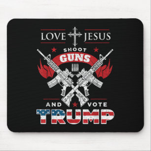 Hou van Jezus. Schiet op Pistolen. En stem Trump 2 Muismat
