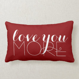 Hou van meer tekst in het wit op rood kussen