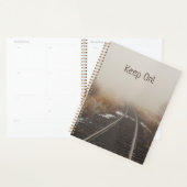 Hou vol! Train Tracks in Foggy Bossen Foto Planner (Display)