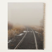 Hou vol! Train Tracks in Foggy Bossen Foto Planner (Achterkant)