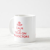 Houd Calm en concentreer me op de Artsen van de Ro Koffiemok (Voorkant links)