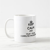 Houd Calm en vertrouw op uw computerprogrammeur Koffiemok (Links)