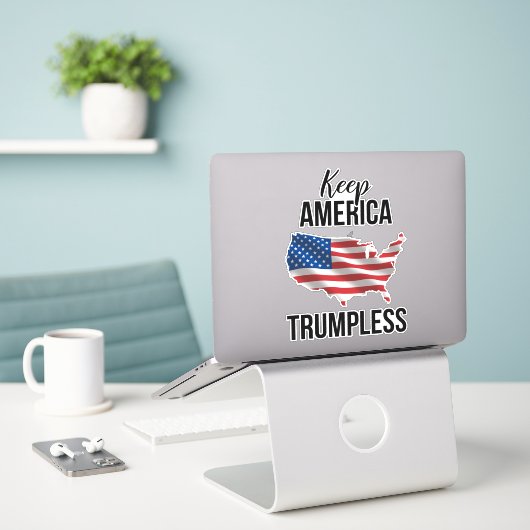 Houd de Amerikaanse Trumpless IV Sticker (Laptop op bureau)