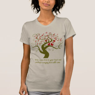 Houd een groene boom in uw hartrode vogels en opme t-shirt