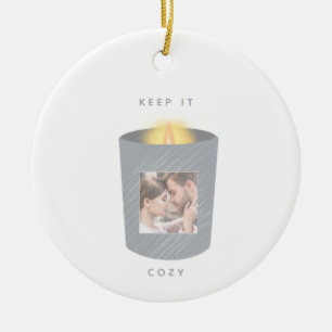 Houd het Cozy Illustrated Candle Photo met Kerstmi Keramisch Ornament