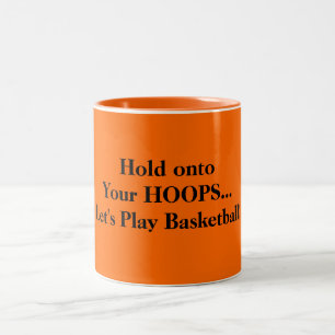 Houd je hoepels vast om basketbal te spelen tweekleurige koffiemok